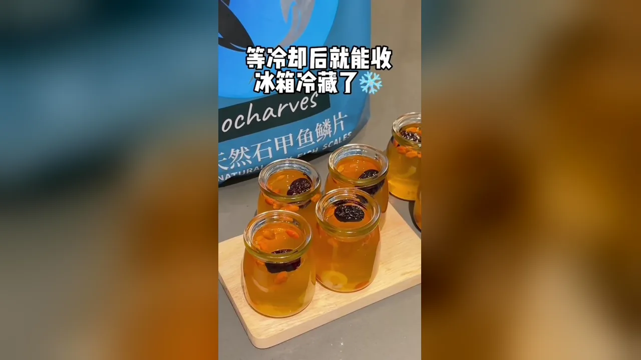 Jeli sisik ikan kurma merah dan longan dalam botol, kurma merah dan goji kelihatan dalam jeli kuning keemasan