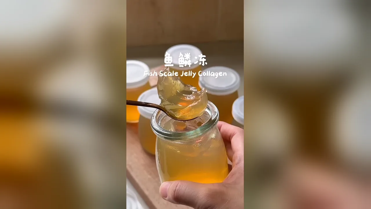 Sesendok jeli sisik ikan kelapa laut dan pir salju diangkat dari toples, toples lain di belakang